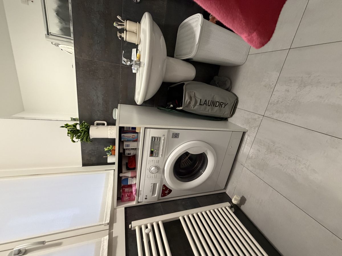 Vista angolare del bagno completo